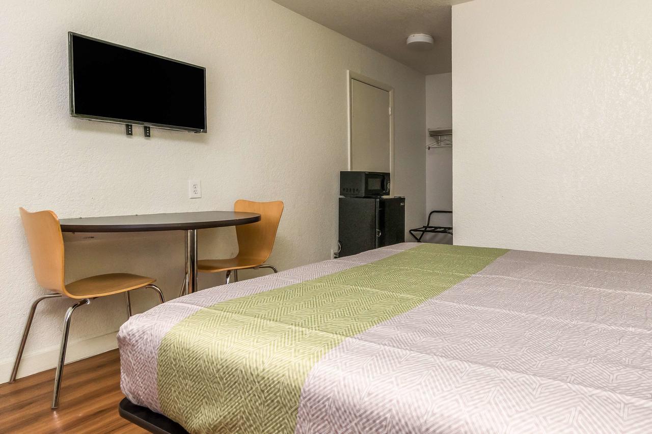 Motel 6 Fort Worth North Haltom City Exterior photo