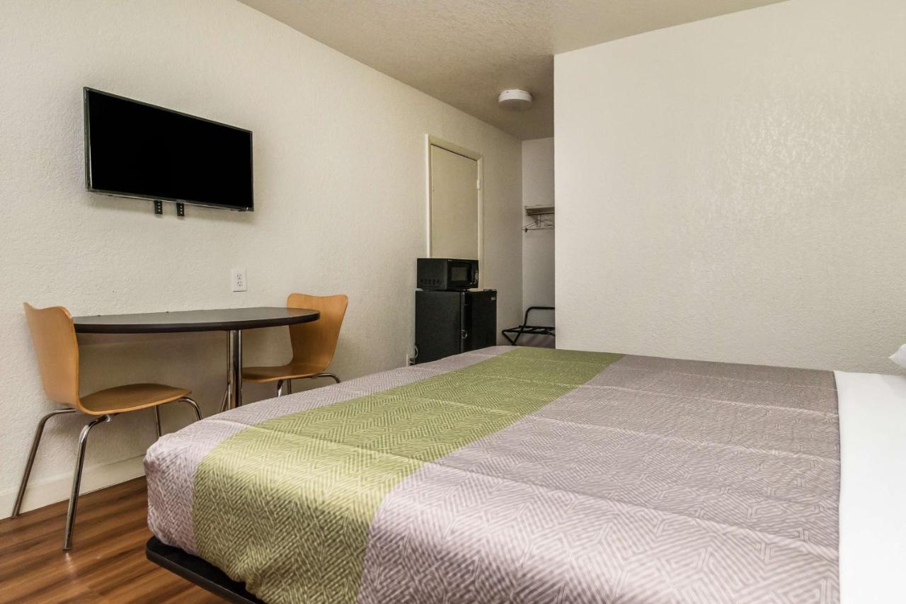 Motel 6 Fort Worth North Haltom City Exterior photo